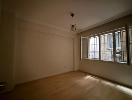 Alsancak Cumhuriyet Bulvarı Üzerinde Boyası  Badanası Yapılmış Kiralık 3 Oda 1 Salon Ofis / Büro İş