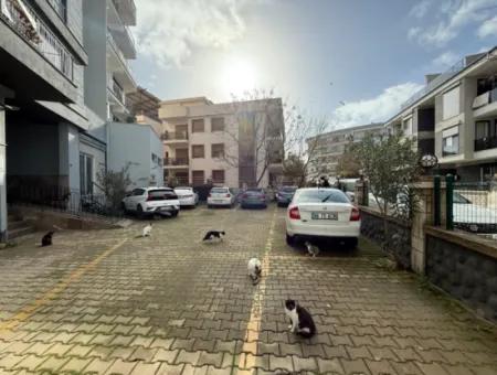 Seferihisar Camikebir Mahallesi – Merkezde, Satılık 1+1 Balkonlu Daire