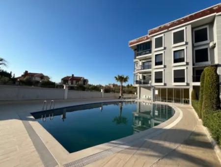 Seferihisar Necat Hepkon Mahallesi’nde Havuzlu Site İçerisinde Satılık 3+1 Daire