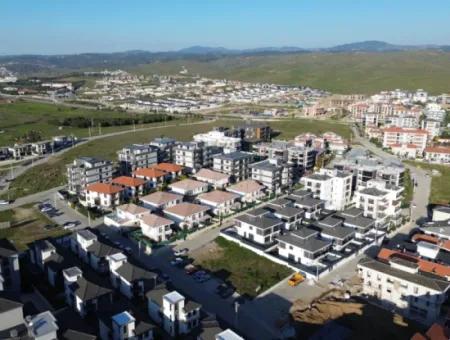 Seferihisar Necat Hepkon Mahallesi’nde Havuzlu Site İçerisinde Satılık 3+1 Daire