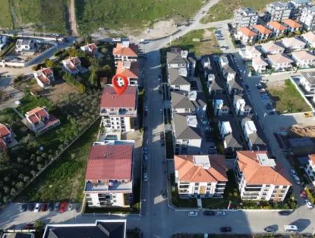 Seferihisar Necat Hepkon Mahallesi’nde Havuzlu Site İçerisinde Satılık 3+1 Daire