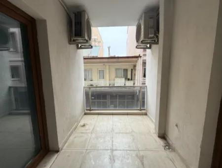 Seferihisar Pazaryeri’nde Merkezi Konumda, Genç Binada Satılık 2+1 Daire