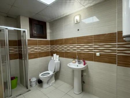 Seferihisar Pazaryeri’nde Merkezi Konumda, Genç Binada Satılık 2+1 Daire