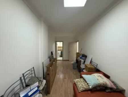 Seferihisar Pazaryeri’nde Merkezi Konumda, Genç Binada Satılık 2+1 Daire