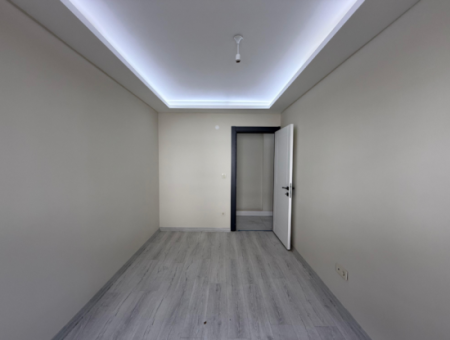 Seferihisar Nezih Sokakta Kapalı Mutfak Kiralık 2+1 Daire