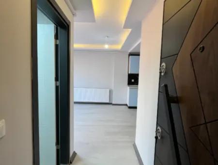 Seferihisar Hıdırlık Mahallesi’nde Satılık Sıfır 1+1 Teraslı Daire