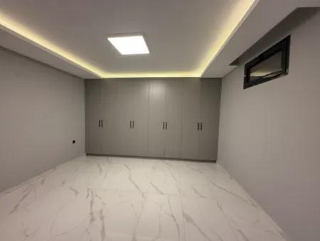 Veri'den Bahçeşehir'de Havuzlu, Köşe Konum 5+1 Satılık Villa!