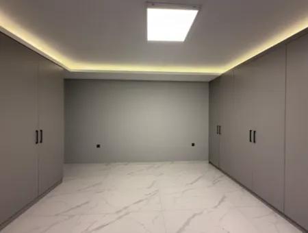 Veri'den Bahçeşehir'de Havuzlu, Köşe Konum 5+1 Satılık Villa!