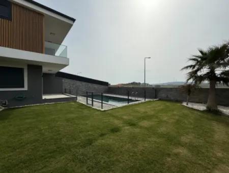 Seferihisar Bahçeşehir’de Malikaneler Bölgesinde Kiralık Müstakil Havuzlu Villa