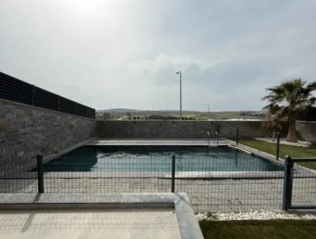 Seferihisar Bahçeşehir’de Malikaneler Bölgesinde Kiralık Müstakil Havuzlu Villa