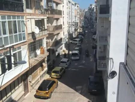 Şht Nihat Bey Caddesi Üzerinde Tarihi Asansör Yakını  3+1 Satılık  Daire