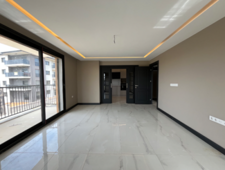 Seferihisar Çolakibrahimbey Mahallesi’nde Havuzlu Site İçerisinde Lüks 2+1 Satılık Daireler