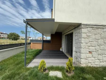 Seferihisar Tepecik’te Bahçeli, Verandalı, Sıfır Kiralık Villa