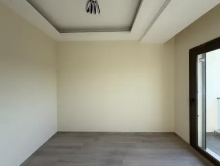 Seferihisar Tepecik Mahallesi’nde Bahçeli • Verandalı • Yerden Isıtmalı Sıfır Kiralık Geniş Villa