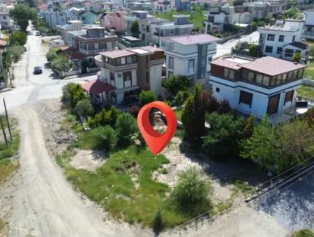 Seferihisar Akarca’da Köşe Konumda Denize Yürüme Mesafesinde Villa İmarlı Satılık Arsa