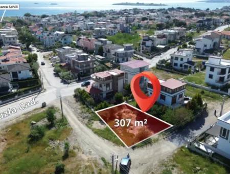 Seferihisar Akarca’da Köşe Konumda Denize Yürüme Mesafesinde Villa İmarlı Satılık Arsa