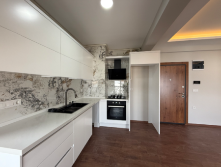 Seferihisar Şehir Merkezinde Modern 2+1 Satılık Daire