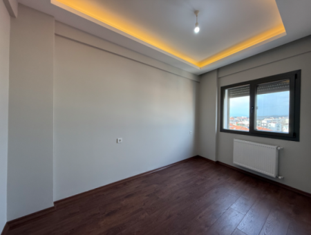 Seferihisar Şehir Merkezinde Modern 2+1 Satılık Daire