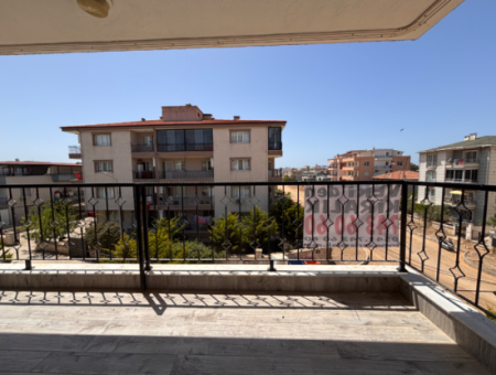 Seferihisar Mektep Caddesinde Doğalgazlı Kiralık 2+1 Daire