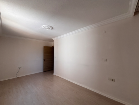 Seferihisar Mektep Caddesinde Doğalgazlı Kiralık 2+1 Daire