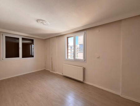 Seferihisar Mektep Caddesinde Doğalgazlı Kiralık 2+1 Daire