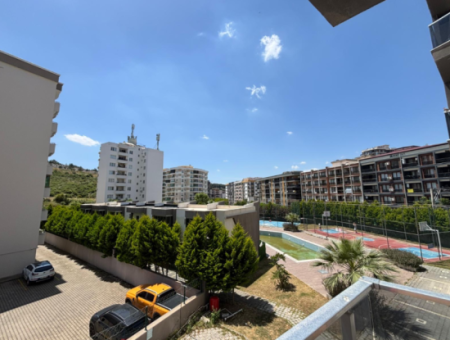 Buca Vita Loft’ta Havuz Manzaralı 2+1 2.Kat Eşyalı Kiralık Daire!