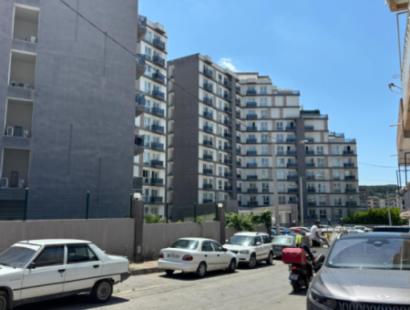 Buca Vita Loft’ta Havuz Manzaralı 2+1 2.Kat Eşyalı Kiralık Daire!