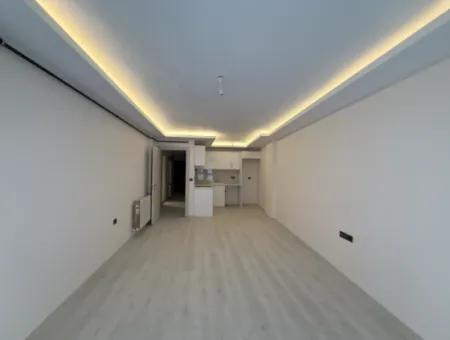 Seferihisar Şehir Merkezinde 90 M² Geniş Kullanımlı Sıfır 2+1 Ara Kat Daire