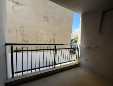 Seferihisar Şehir Merkezinde 90 M² Geniş Kullanımlı Sıfır 2+1 Ara Kat Daire