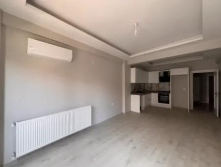 Şehir Merkezinde Kapalı Otoparklı, Asansörlü Ve Balkonlu Satılık 2+1 Daire