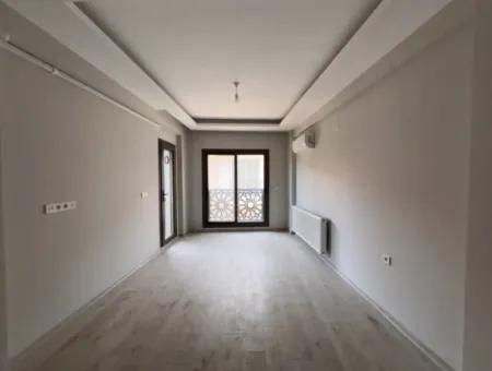 Şehir Merkezinde Kapalı Otoparklı, Asansörlü Ve Balkonlu Satılık 2+1 Daire