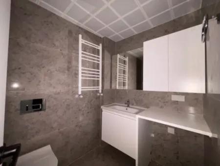 Şehir Merkezinde Kapalı Otoparklı, Asansörlü Ve Balkonlu Satılık 2+1 Daire