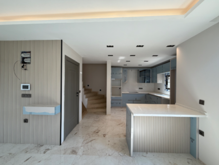 Seferihisar Camikebir Mahallesi'nde 4+1 Triplex Villa