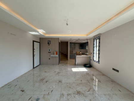 Seferihisar Camikebir Mahallesi'nde 4+1 Triplex Villa