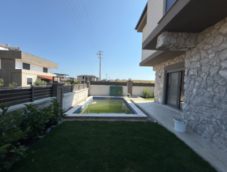 Seferihisar Akarca Bora Bora Evleri Yakınında Satılık Havuzlu Modern Villa