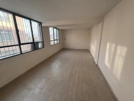 Küçükyalı'da Ana Caddeye Çok Yakın Bir Konumda, 30 M2 Dükkan