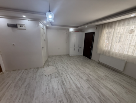 Göztepe’de Caddeye Yakın Müstakil Girişli Tadilatlı Daire