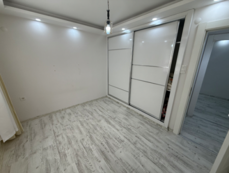 Göztepe’de Caddeye Yakın Müstakil Girişli Tadilatlı Daire