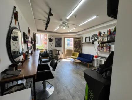 Seferihisar Pazaryeri Girişinde Kiralık Köşe Konumlu Ofis Sekretaryalı, 2 Odalı, Ayrı Mutfaklı Ve Ebeveyn Banyolu!