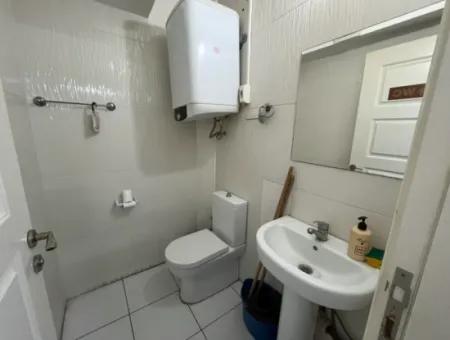 Seferihisar Pazaryeri Girişinde Kiralık Köşe Konumlu Ofis Sekretaryalı, 2 Odalı, Ayrı Mutfaklı Ve Ebeveyn Banyolu!