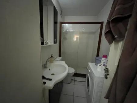 Seferihisar Pazaryeri Girişinde Kiralık Köşe Konumlu Ofis Sekretaryalı, 2 Odalı, Ayrı Mutfaklı Ve Ebeveyn Banyolu!