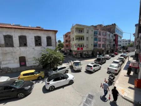 Seferihisar Pazaryeri Girişinde Kiralık Köşe Konumlu Ofis Sekretaryalı, 2 Odalı, Ayrı Mutfaklı Ve Ebeveyn Banyolu!