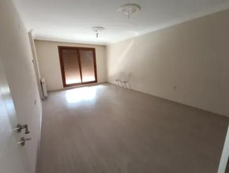 Seferihisar Pazaryeri'nde Merkezi Konumda Kiralık 2+1 Ayrı Mutfak Daire