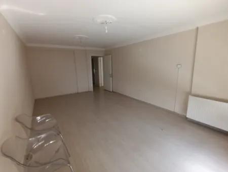 Seferihisar Pazaryeri'nde Merkezi Konumda Kiralık 2+1 Ayrı Mutfak Daire