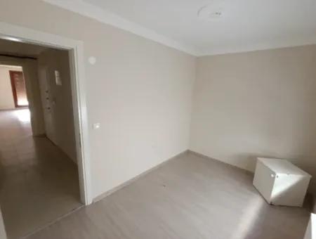 Seferihisar Pazaryeri'nde Merkezi Konumda Kiralık 2+1 Ayrı Mutfak Daire