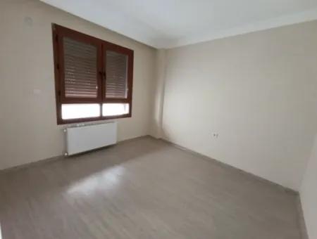 Seferihisar Pazaryeri'nde Merkezi Konumda Kiralık 2+1 Ayrı Mutfak Daire