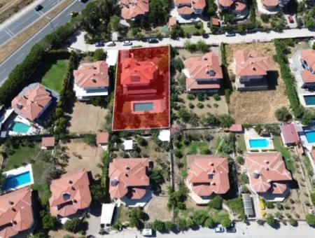 Seferihisar Ulamış Turunçevler Sitesi'nde Tam Müstakil Havuzlu Eşyalı Kiralık Villa