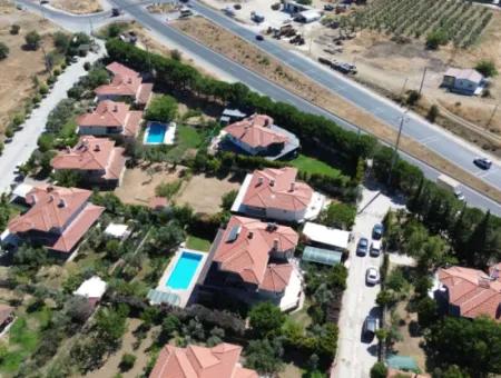 Seferihisar Ulamış Turunçevler Sitesi'nde Tam Müstakil Havuzlu Eşyalı Kiralık Villa