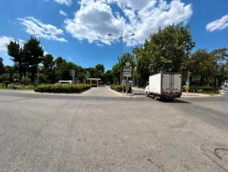 Fuar Cumhuriyet Kapısı Yakını Ana Cadde'de Bahçeli 100M2 Dükkan
