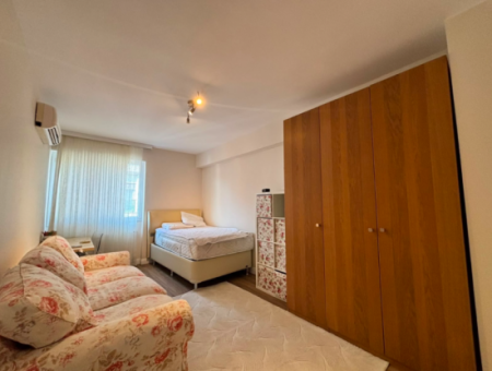 Karşıyaka  Demirköprüde 3+1 Lüks Eşyalı Otoparklı Kiralık Daire!